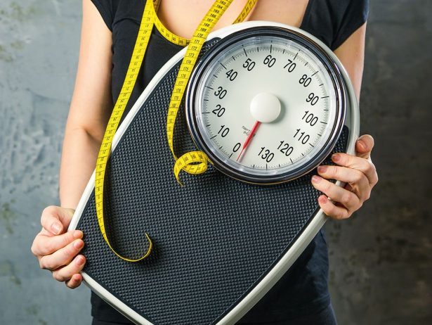 Frau mit medizinischer Personenwaage