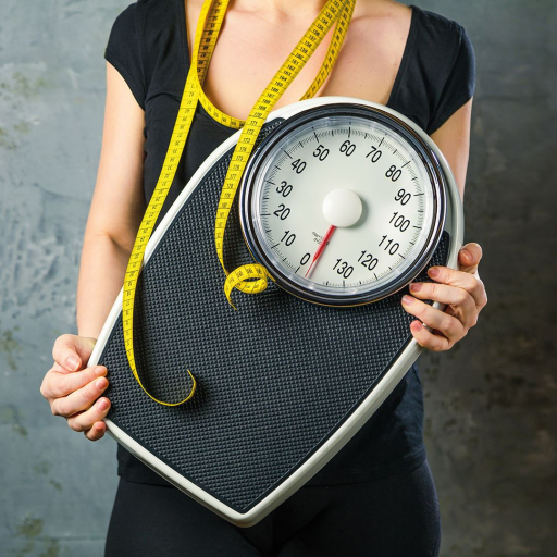 Frau mit medizinischer Personenwaage