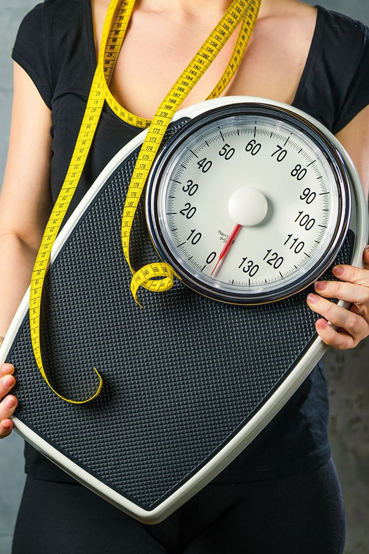 Frau mit medizinischer Personenwaage