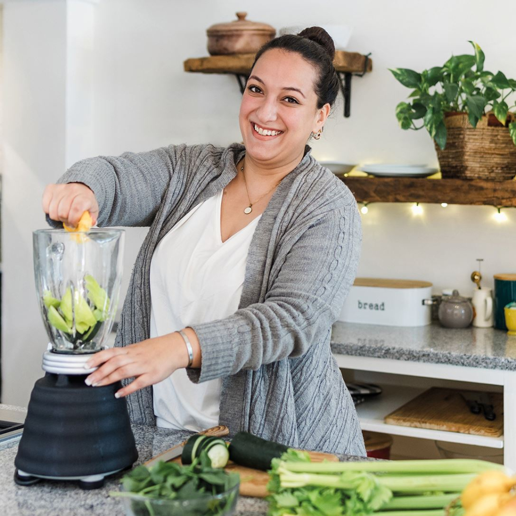 Frau mixed sich einen grünen Smoothy - Icon