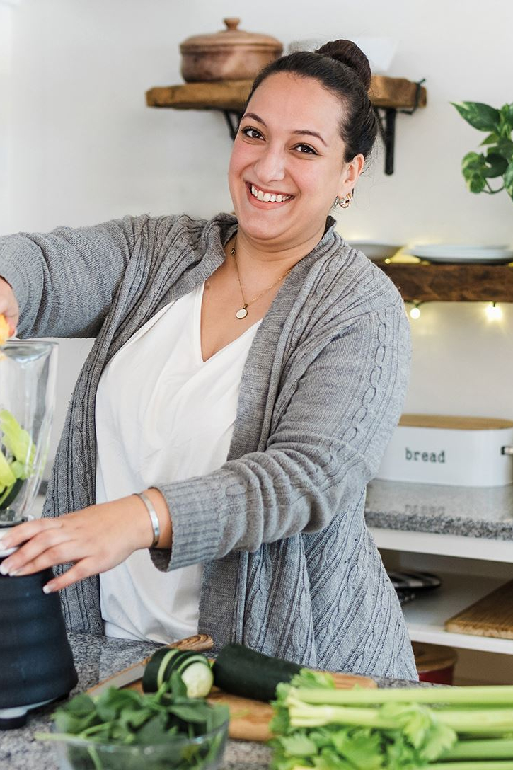 Frau mixed sich einen grünen Smoothy - Icon
