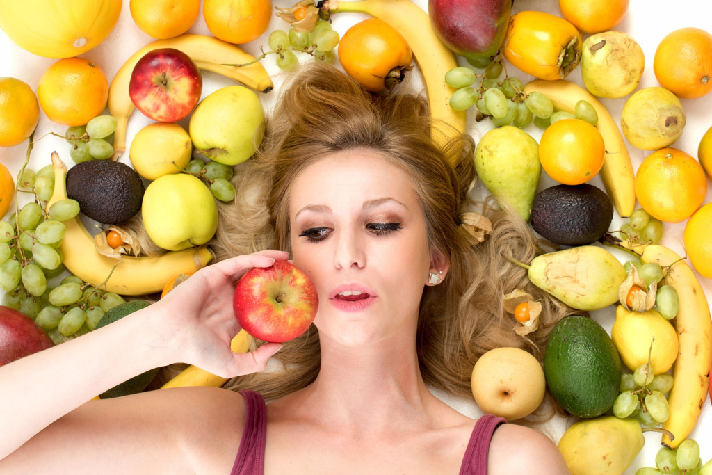 Frau liegt in frischem Obst